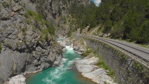 DRONE: Turista autók hajtanak végig az aszfaltozott úton a Smaragd folyó mentén. — Stock videók