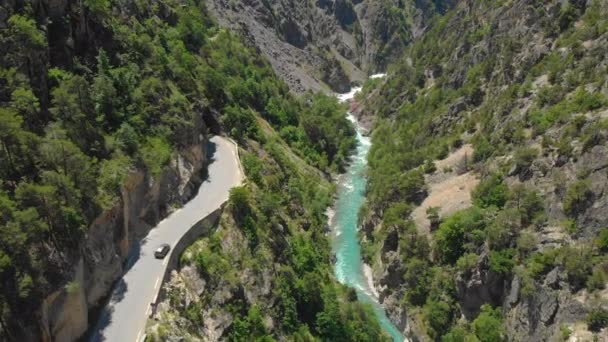 AEREO: volando in alto sopra le auto che entrano in un tunnel sopra una gola profonda in Francia . — Video Stock