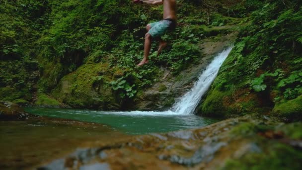 SLOW MOTION: Atletische man doet een kanonskogel duik in een verfrissende koude vijver. — Stockvideo