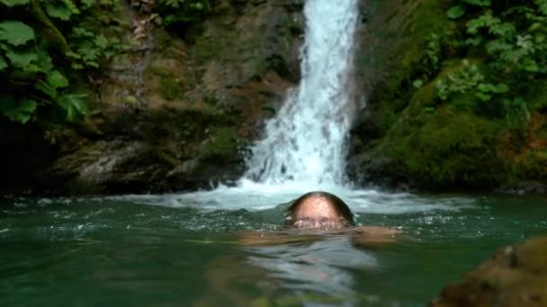 Ritratto: Allegro ragazza caucasica esce dallo stagno rinfrescante nella foresta — Video Stock