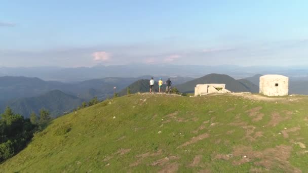 AERIAL: Parada de ciclismo de montaña de turistas irreconocibles para observar el valle . — Vídeos de Stock
