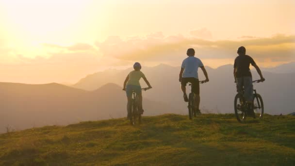 Turisti sportivi irriconoscibili alti cinque dopo un giro in bicicletta serale di successo . — Video Stock