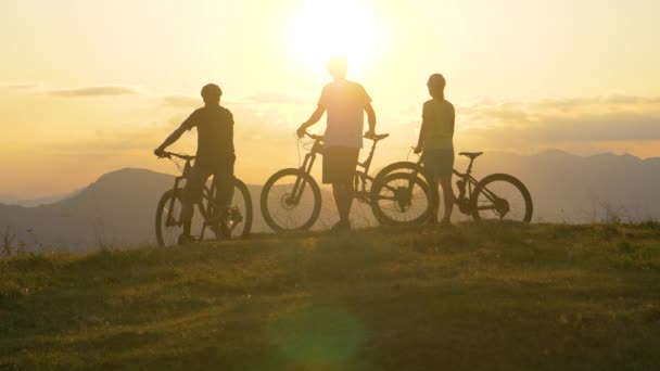 COPIA ESPACIO Turistas irreconocibles observan el amanecer antes del viaje en bicicleta de montaña — Vídeos de Stock