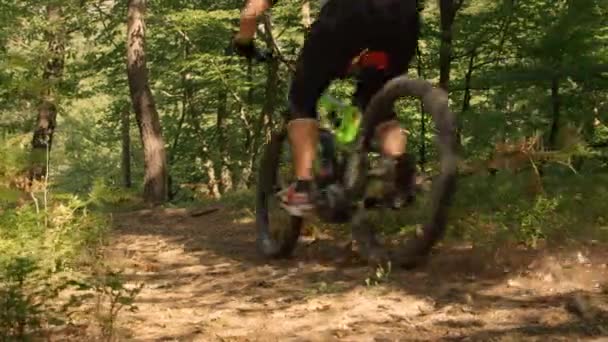 ANGOLO BASSO: Uomo irriconoscibile che corre sulla sua mountain bike lungo una strada sterrata . — Video Stock