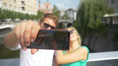 Turist çift, köprüden selfie çekerken suratlarını şapşallaştırıyor..