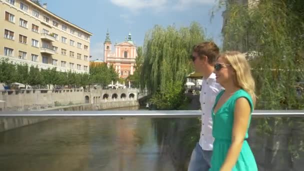 Sluiten omhoog: Gelukkig man genieten van de bezienswaardigheden van Ljubljana tijdens de wandeling met vriendin — Stockvideo