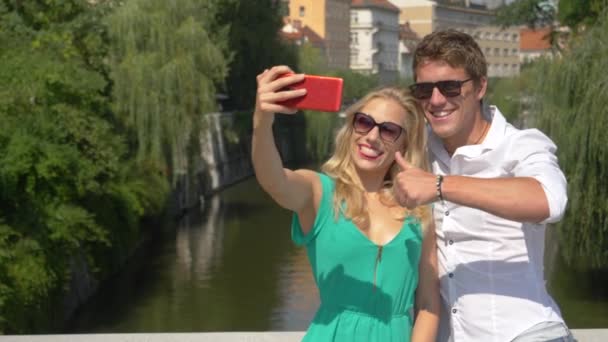 Κοντινό πλάνο: Ζευγάρι βγάζει selfies και τραβά βίντεο ενώ εξερευνά τη Λιουμπλιάνα. — Αρχείο Βίντεο