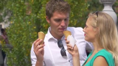 Aptal genç kadın, erkek arkadaşının burnunu dondurma külahına daldırıyor..