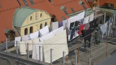 Ljubljana 'da bir çatı katında çamaşır dolu çamaşır iplerinin üzerinde uçmak..