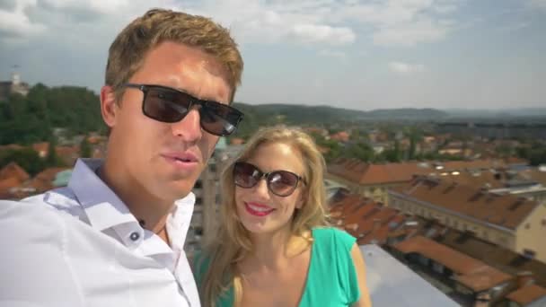 TENUE À LA MAIN : Femme heureuse et son petit ami saluent la caméra lors d'un appel skype . — Video