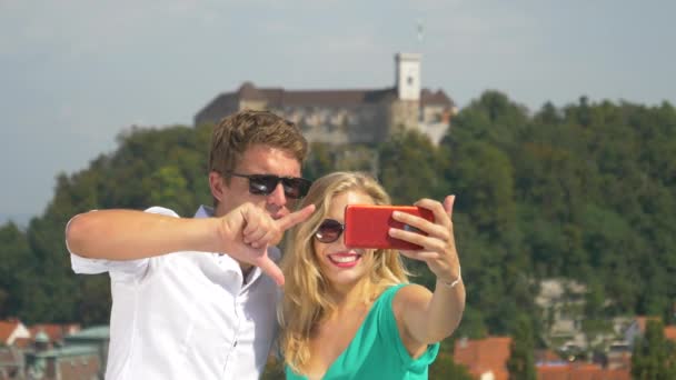 Mladí cestovatelé skyping s přáteli ze střechy ve slunné Lublaně. — Stock video