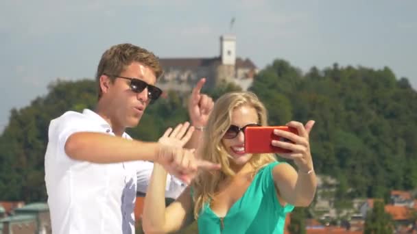 FECHAR-se energéticos danças casal durante as filmagens de um vídeo para o seu blog de viagem — Vídeo de Stock