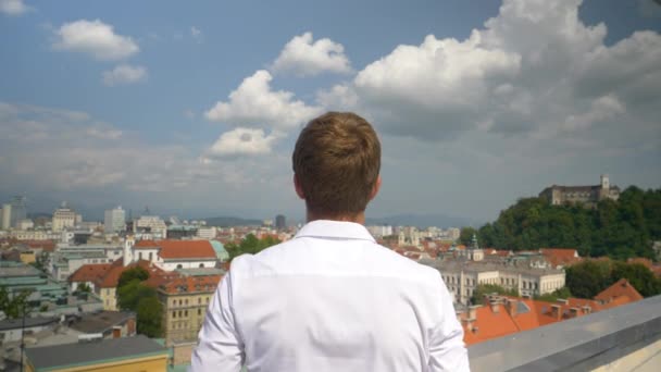 FECHAR UP: Empresário irreconhecível fica no telhado e estende os braços — Vídeo de Stock
