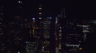 Geceleri New York 'un sayısız gökdeleninin muhteşem manzarası parlıyordu..