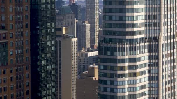 CLOSE UP: Atemberaubender Blick von oben auf gläserne Wolkenkratzer in New York bei Tag — Stockvideo