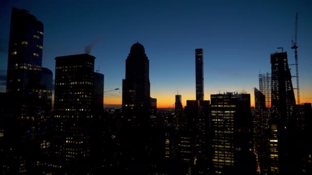Ohromující pohled na osvětlené kanceláře v tyčících se mrakodrapech v New Yorku. — Stock video