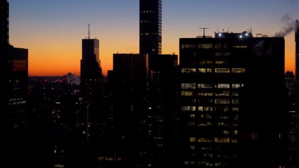 FECHAR UP: Crepúsculo colorido ilumina arranha-céus altos no centro de Manhattan. — Vídeo de Stock