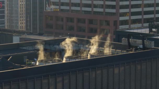 CLOSE UP: Weißer Dampf strömt aus den Bauentlüftungsöffnungen in New York City. — Stockvideo