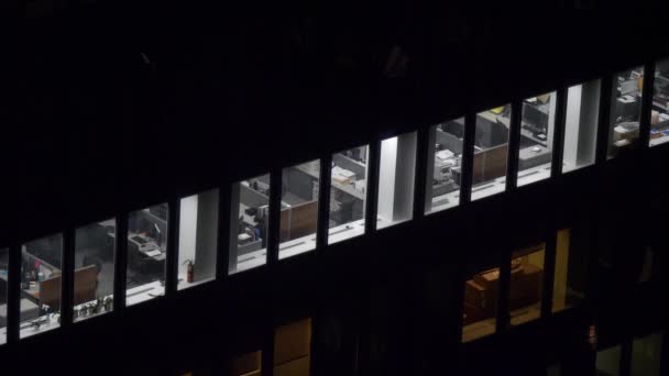 FECHAR UP Escritórios ainda estão iluminados à noite no distrito financeiro de Nova York — Vídeo de Stock