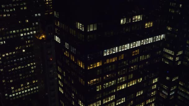 FERMETURE : Vue panoramique d'un imposant immeuble de bureaux éclairé dans le quartier des affaires . — Video