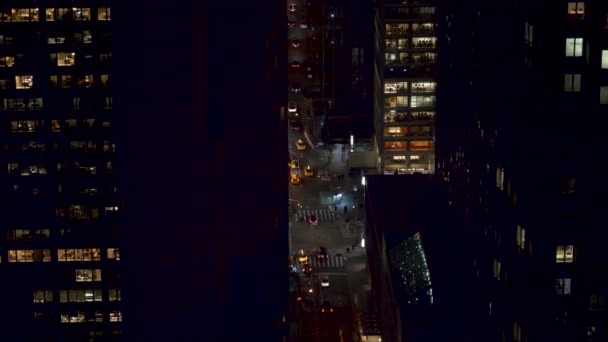 夜のダウンタウンの賑やかな道路の空気からの素晴らしい景色. — ストック動画