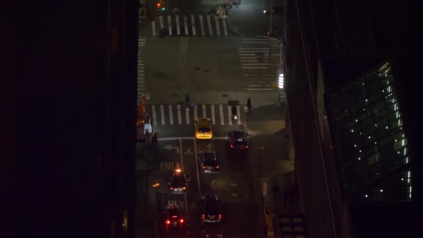 CLOSE UP: Countless cars and cabs drive through streets of New York at night. — Stock Video