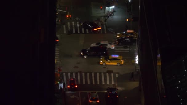 CLOSE UP: Auto 's en toeristen vullen de schilderachtige straten van New York' s nachts. — Stockvideo