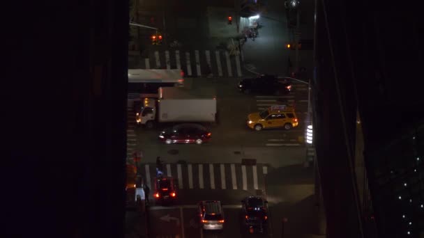 TIMELAPSE: Autos fahren durch die belebte Kreuzung in Downtown Manhattan. — Stockvideo