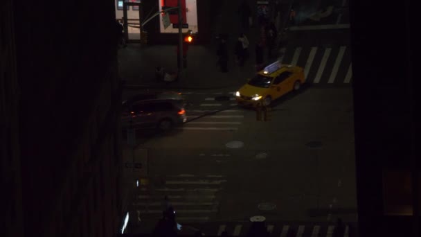 Gele taxi 's en auto' s rijden door de donkere steegjes in New York. — Stockvideo