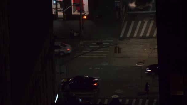 CHIUSURA: I pedoni camminano lungo una trafficata strada principale di notte a New York . — Video Stock