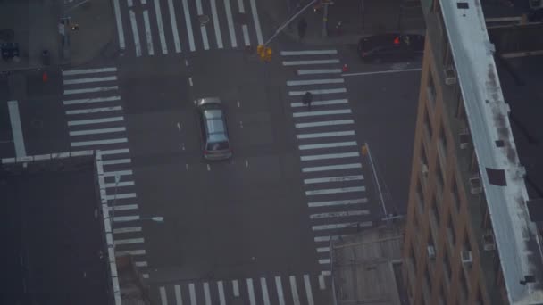 ПІДКАЗКА. Автомобілі їдуть тихими вулицями великого столичного міста.. — стокове відео