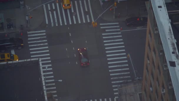 閉じる:車はニューヨークの真ん中に空のアスファルトの道路に沿って駆動します. — ストック動画