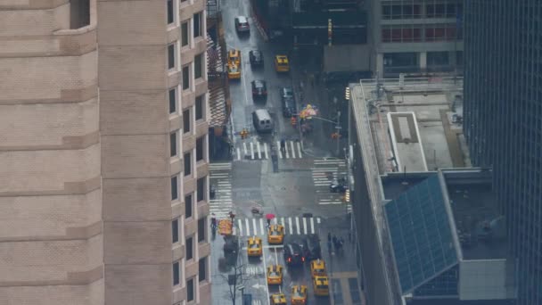 Chodci přecházejí ulici poblíž rušné křižovatky na Manhattanu. — Stock video