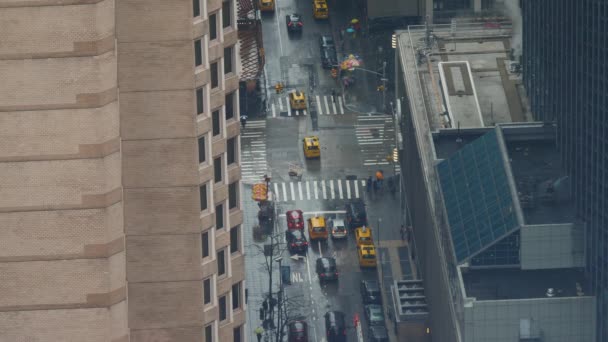 CLOSE UP: Cars drive down the wet road on a gray and rainy day in New York. — Stock Video