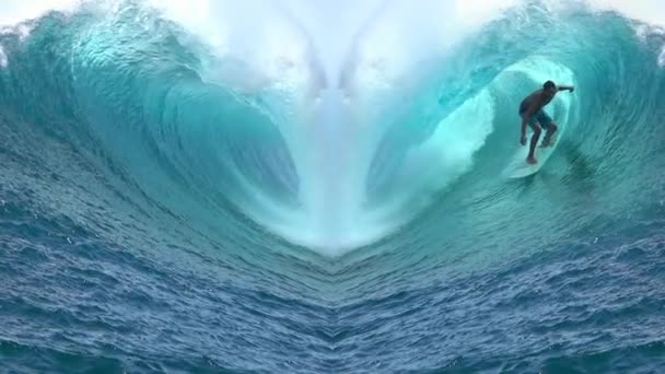 MOCIÓN LENTA: Surfista extremo surfeando rompiendo la onda del tubo con forma de amor del corazón — Vídeo de stock