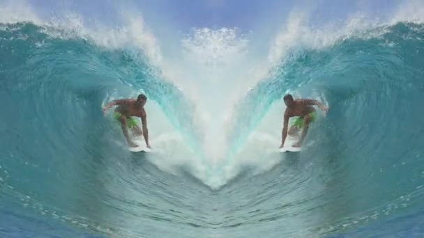 SLOW MOTION: Surfista surfista sulla grande onda, creando una bella formazione cardiaca — Video Stock