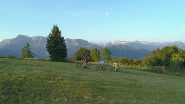 AERIAL Gruppe fitter Touristen erkundet die malerische Natur auf ihren Mountainbikes