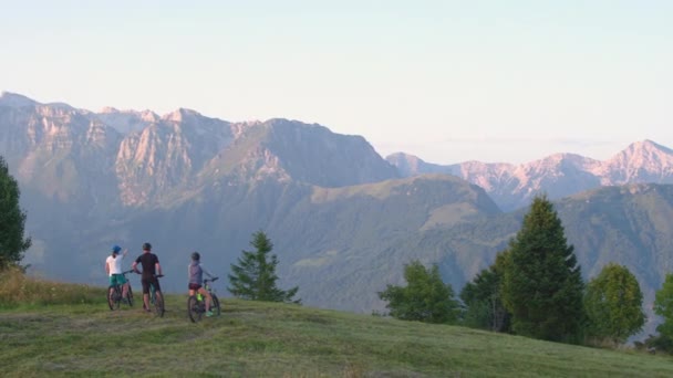 DRONE : Des amis en forme planifient leur itinéraire pour le vélo de montagne par une matinée ensoleillée. — Video