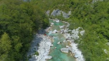 Soca Nehri 'nin beyaz su akıntıları ve aktif turistler üzerinde uçuyor..