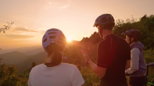 FERMETURE : Homme parlant de la campagne à ses amis lors d'un voyage à vélo. — Video