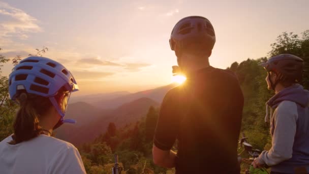 LENS FLARE: Solstrålar skina på turister på cykel resa observera landskapet. — Stockvideo