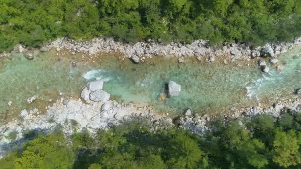 TOP DOWN: Vliegen boven de adembenemende Soca rivier die door het bos stroomt. — Stockvideo
