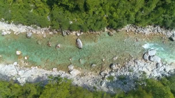 AERIAL: Espectacular imagen del arroyo esmeralda corriendo a través de la naturaleza virgen . — Vídeos de Stock