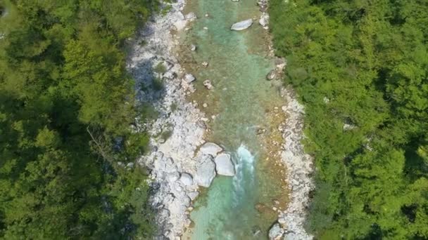 AERIAL: Volando sobre el cristalino río Soca y hacia los turistas en kayak en verano — Vídeos de Stock
