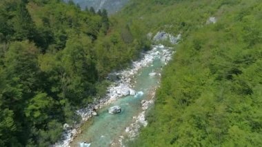 Aktif turistler yaz aylarında cam Soca nehrinde kano yapıp rafting yapıyorlar..