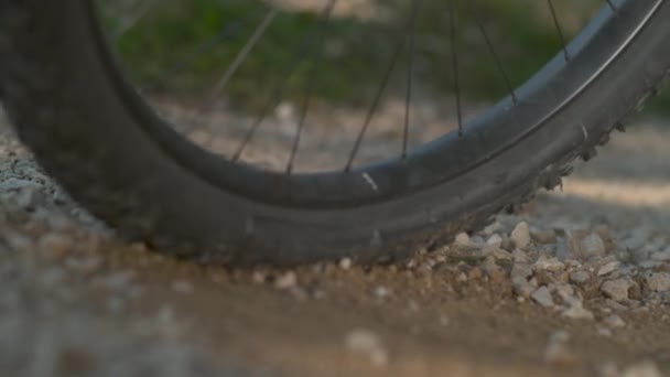 ZAMKNIJ SIĘ: Małe kamienie latają w powietrzu, gdy rowerzysta górski hamuje. — Wideo stockowe