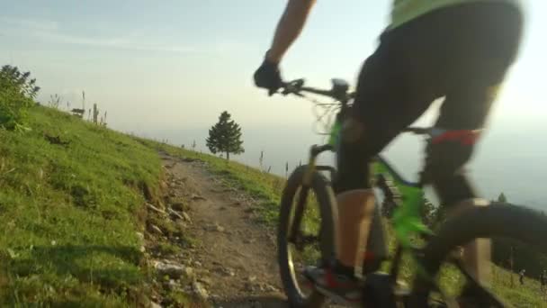 CERRAR: Amigos montando bicicletas en las montañas en una soleada mañana de primavera . — Vídeos de Stock