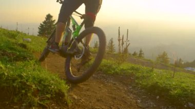 LEN FLARE Dört dağ motorcuları güneşli bir bahar akşamında keskin bir viraja girerler