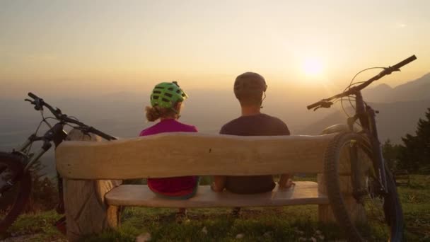 AFSLUITEN: Jongeman en vrouw genieten van het schilderachtige uitzicht op de avondnatuur — Stockvideo