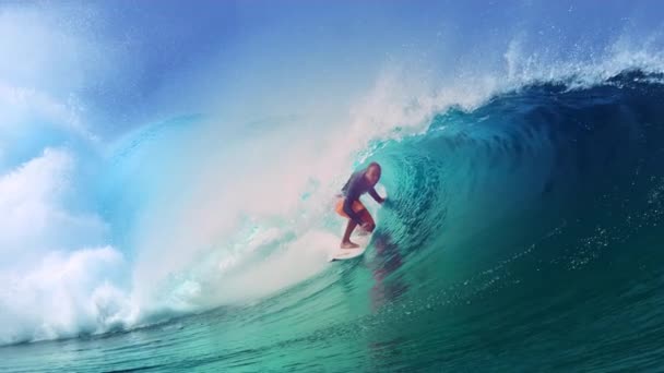 Movimiento lento: El agua cristalina del océano salpica sobre el surfista que monta una ola grande del tubo . — Vídeo de stock